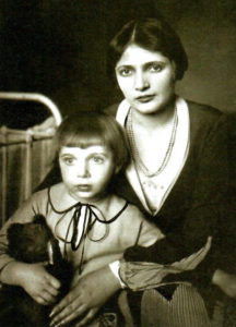 Jean Blot enfant avec Anna Berlinrotte, sa mère, vers 1925.Crédit image : Archives Jean Blot / IMEC