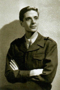 Retirage d'un portrait de Jean Blot jeune, en noir et blanc. Note manuscrite en russe, au dos de la photo : lieutenant de l'armée française (vers 1945).Crédit image : Archives Jean Blot / IMEC