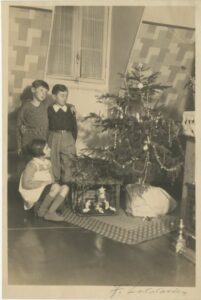 Photographie de famille avec Jean Blot, enfant, devant un sapin de Noël (1931)