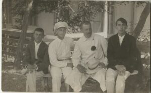 Arnold Blokh jeune, père de Jean Blot  (1er à droite)Crédit image : Archives Jean Blot / IMEC