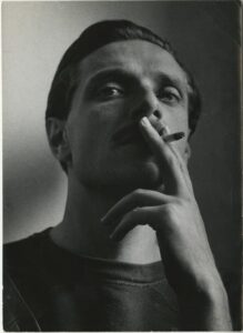 Photographie en noir et blanc de Jean Blot jeune, avec une cigarette.Crédit image : Archives Jean Blot / IMEC