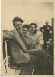 Jean Blot jeune, sur un bateau à Dinard en juillet 1940Crédit image : Archives Jean Blot / IMEC