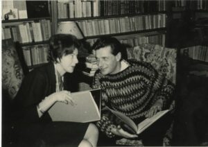 Jean Blot et une femme, tenant chacun un livre ouvert, années 1970.Crédit image : Archives Jean Blot / IMEC