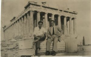 Photographie en noir et blanc de Jean Blot et d'un homme, à Athènes, en 1949.Crédit image : Archives Jean Blot / IMEC