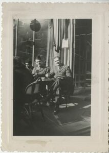 Jean Blot en tenue militaire en terrasse de café, à Paris le 18 mars 1945.Crédit image : Archives Jean Blot / IMEC