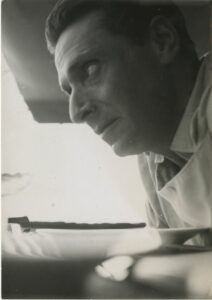 Photographie en noir et blanc de Jean Blot, de profil.Crédit image : Archives Jean Blot / IMEC