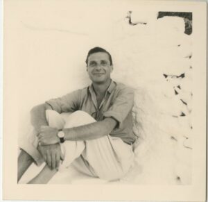 Photographie en noir et blanc de Jean Blot, assis.Crédit image : Archives Jean Blot / IMEC