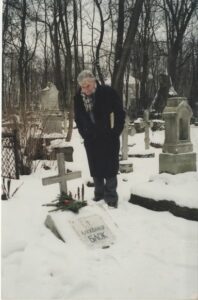Jean Blot devant la tombe d'Alexandre Blok à Saint-Pétersbourg.Crédit image : Archives Jean Blot / IMEC